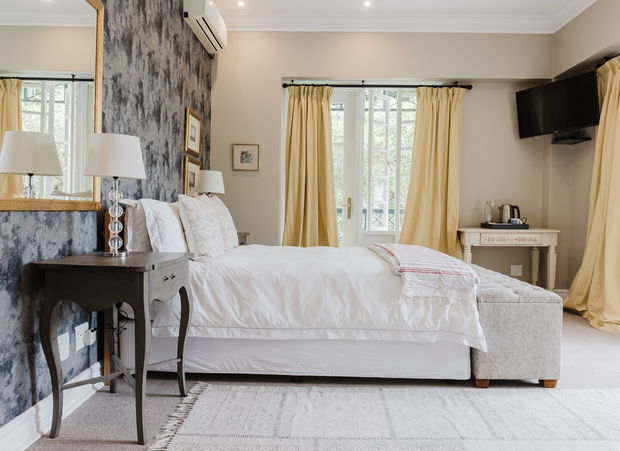 Crystal luxury accommodation stay Hyde Park Retreat 