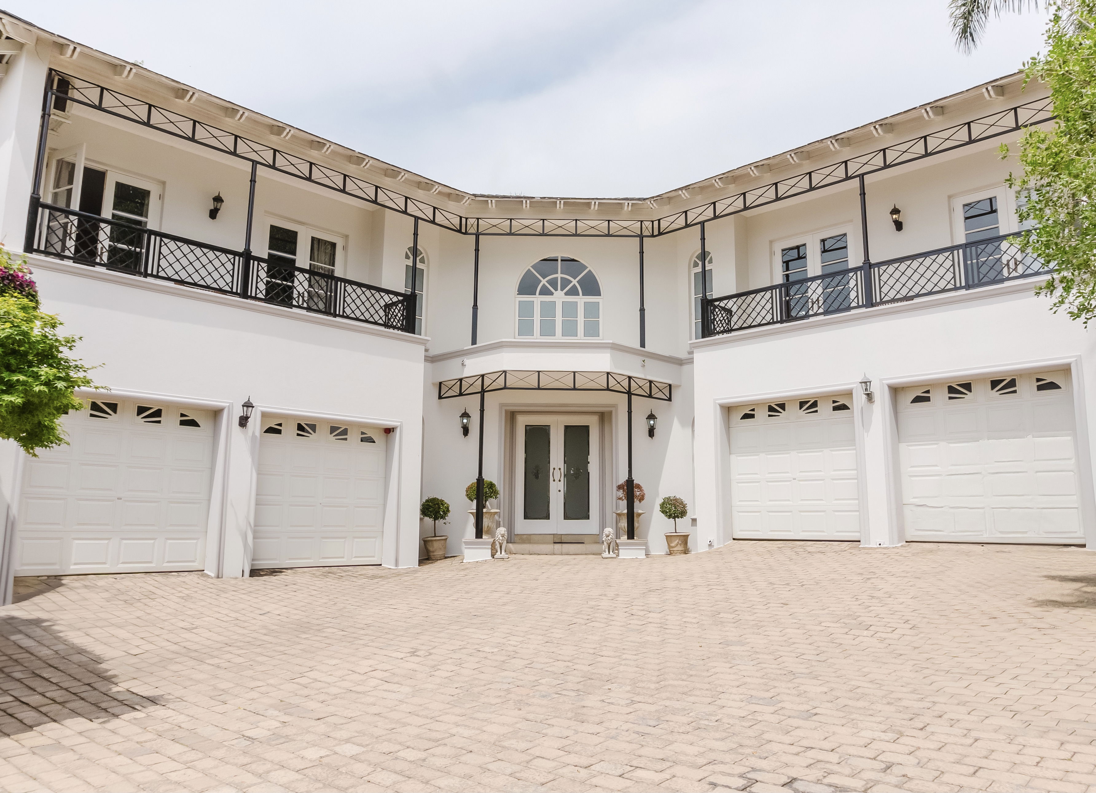Villa Accommodation stay relax retreat Hyde Park House 