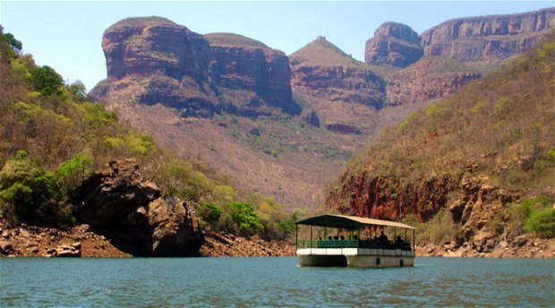 Khaya Hanci Lodge and Horse Trails offers a cruise on the Blyde River Canyon Dam, where you can see the Kadishi Tufa waterfall, crocodiles, hippos, monkeys, baboons and birds while taking in the splendour of the three rondawels