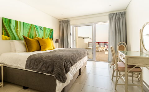 7 Skiathos main room