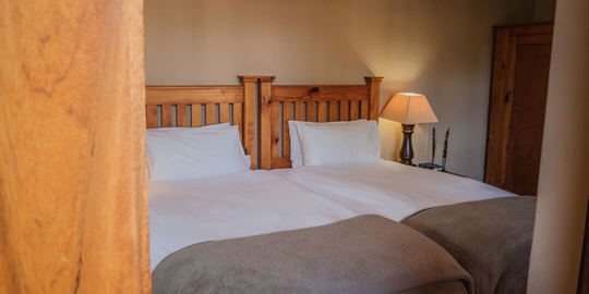 Twin en-suite full bathroom