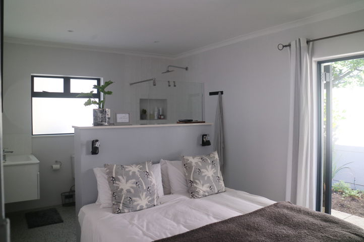 Boho Suite - room and bathroom 