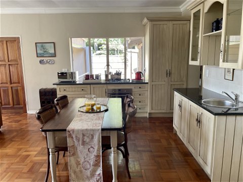 Open plan kitchen with gas hop