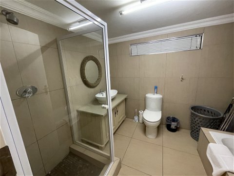 Apartment 3: en-suite bathroom with bath & shower