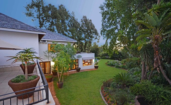 Hyde Park Guest House offers a spacious garden venue