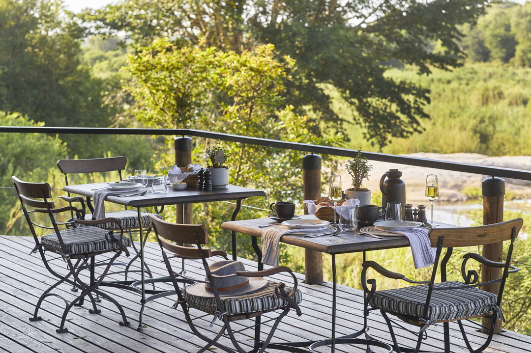 breakfast setting on man deck of Tinga lodge Lion sands