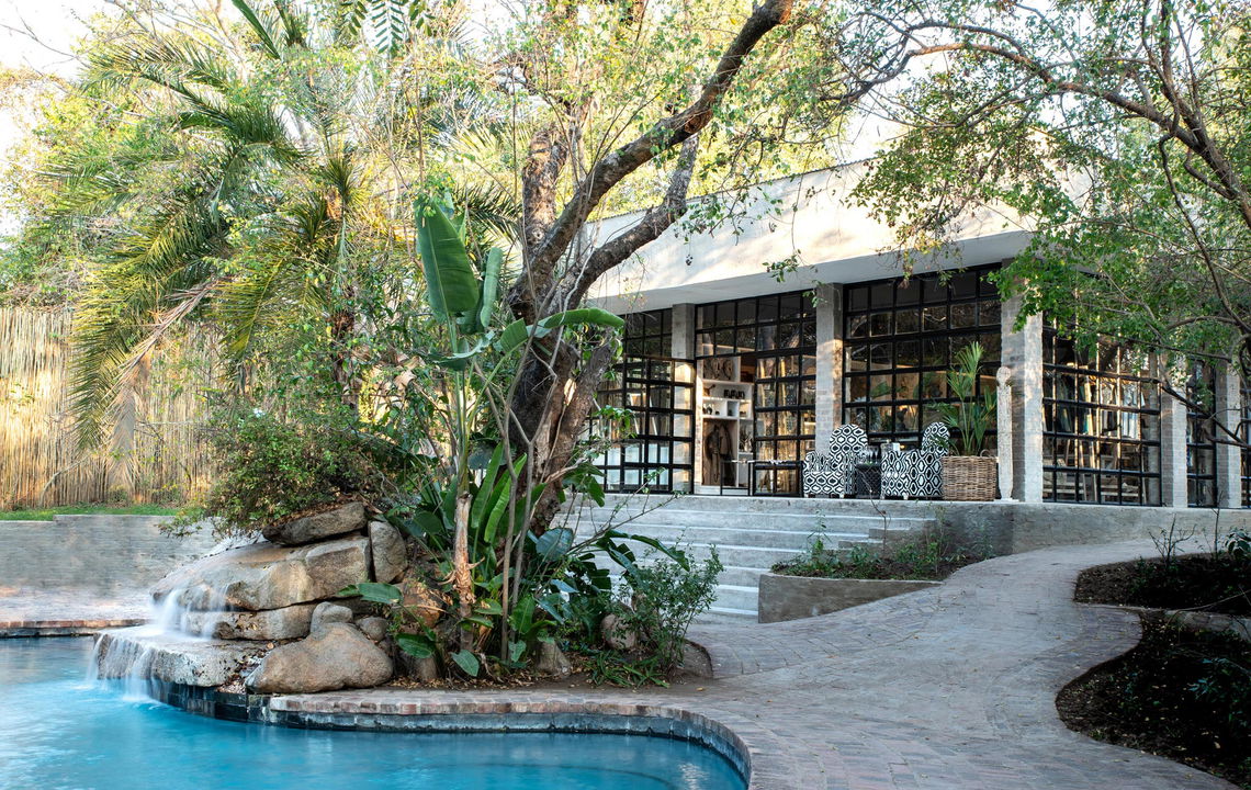 exterior view of the boutique safari shop with pool at granite suite Londolozi