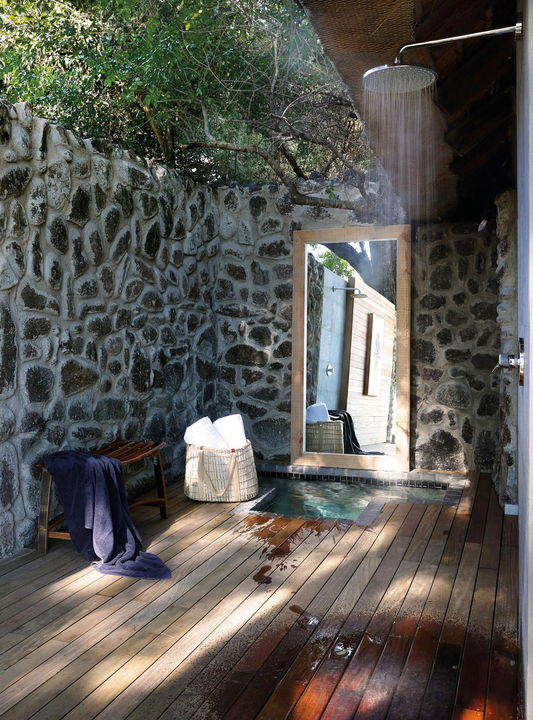outside shower at healing house spa of Londolozi