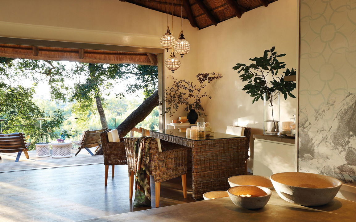inside view of main area at healing house spa Londolozi
