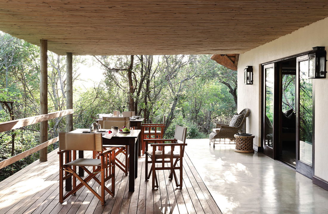 breakfast setting on the deck of pioneer camp Londolozi