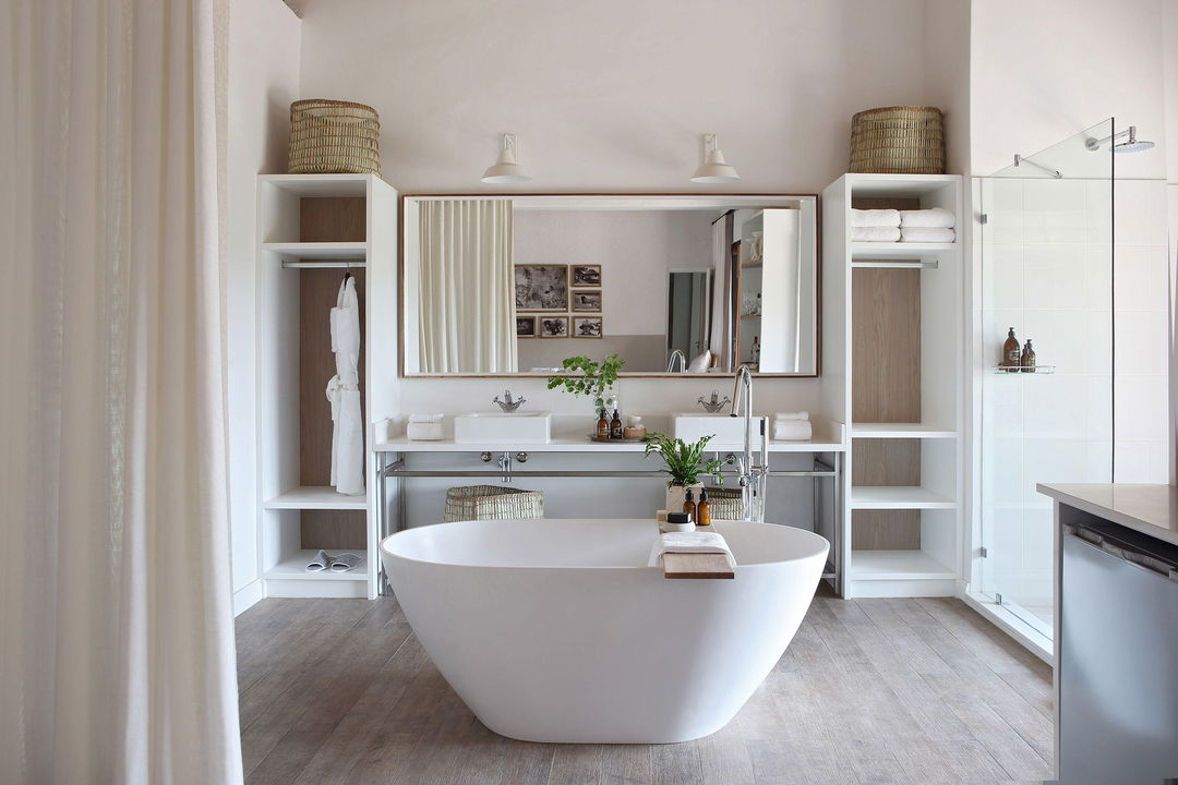 bathroom view of a chalet at Varty Camp Londolozi