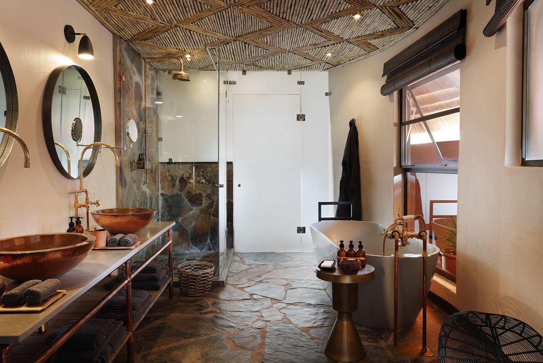 bathroom facilities of the luxury suites at MalaMala Main Game lodge