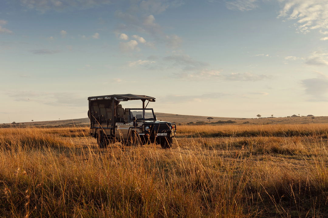 safari vehicle on plains of ritz carlton masai mara