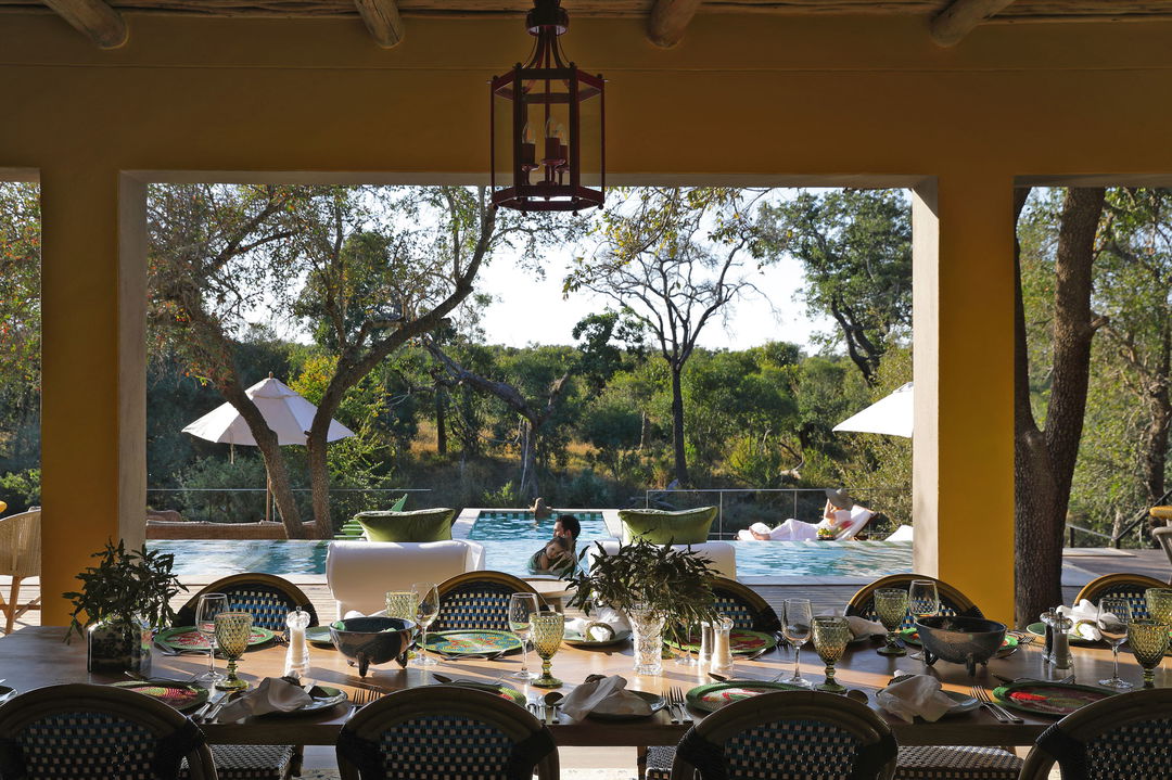 patio table setting at Africa house royal malewane