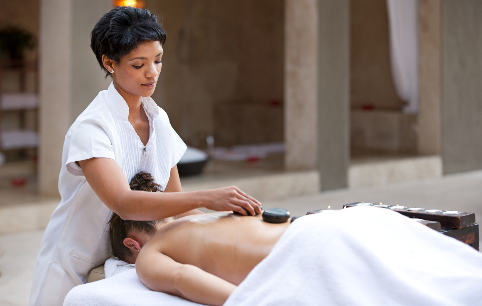 lady receiving hot rock message at royal malewane spa