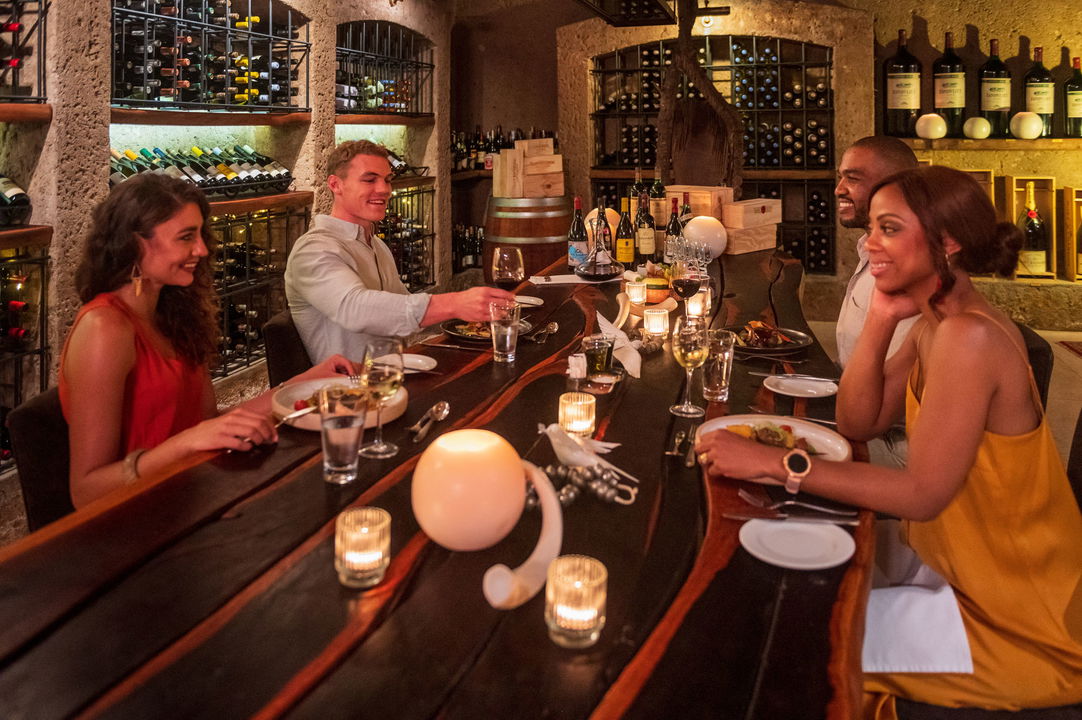 guests at bar of sabi sabi earth lodge having drinks and talking to staff