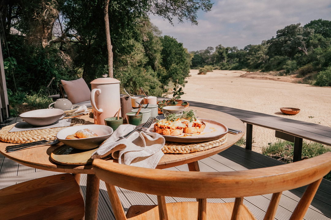 breakfast on deck at Saseka tented camp Thornybush