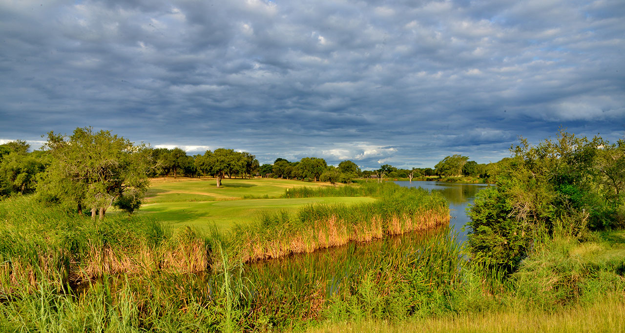 skukuza golf course fairways with water hole