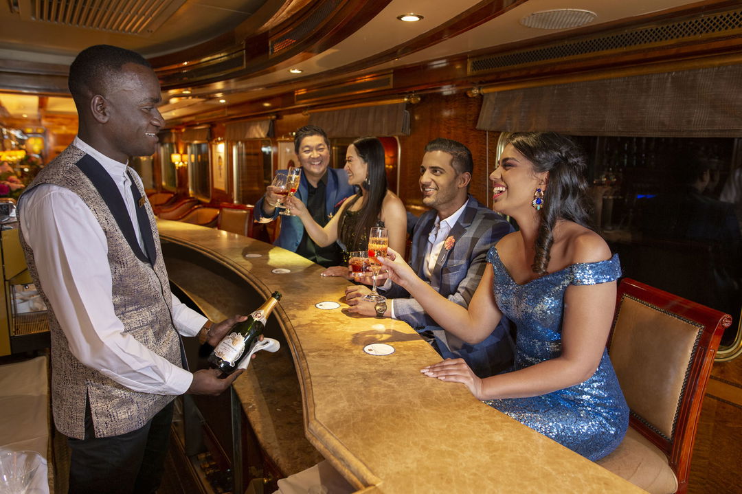 guest enjoying drinks at the bar on Blue Train South Africa