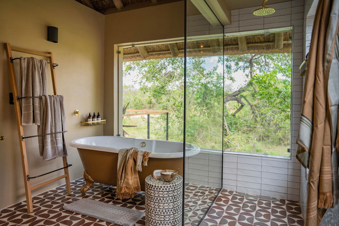 bathroom with bush view at thornybush game lodge