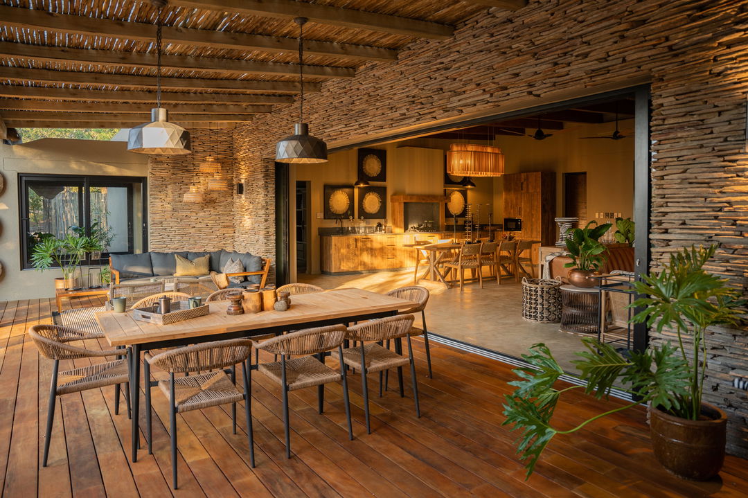 tables in dining area on deck of Kamara House Thornybush