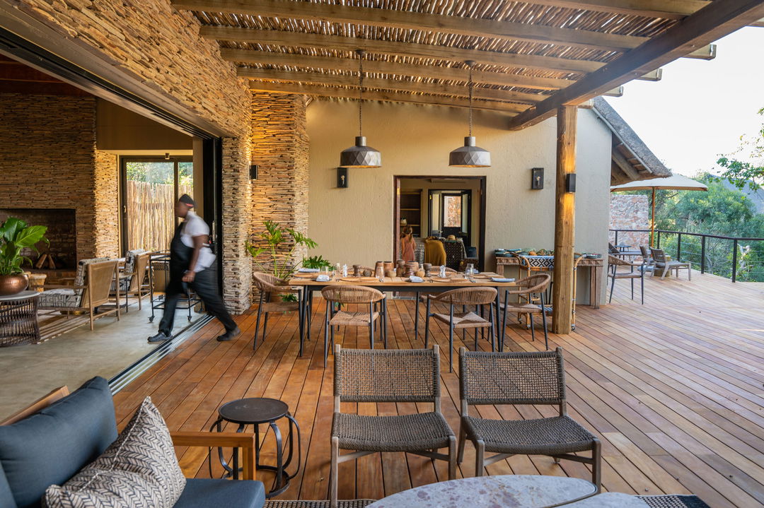main dining area on deck of Thornybush Kamara House