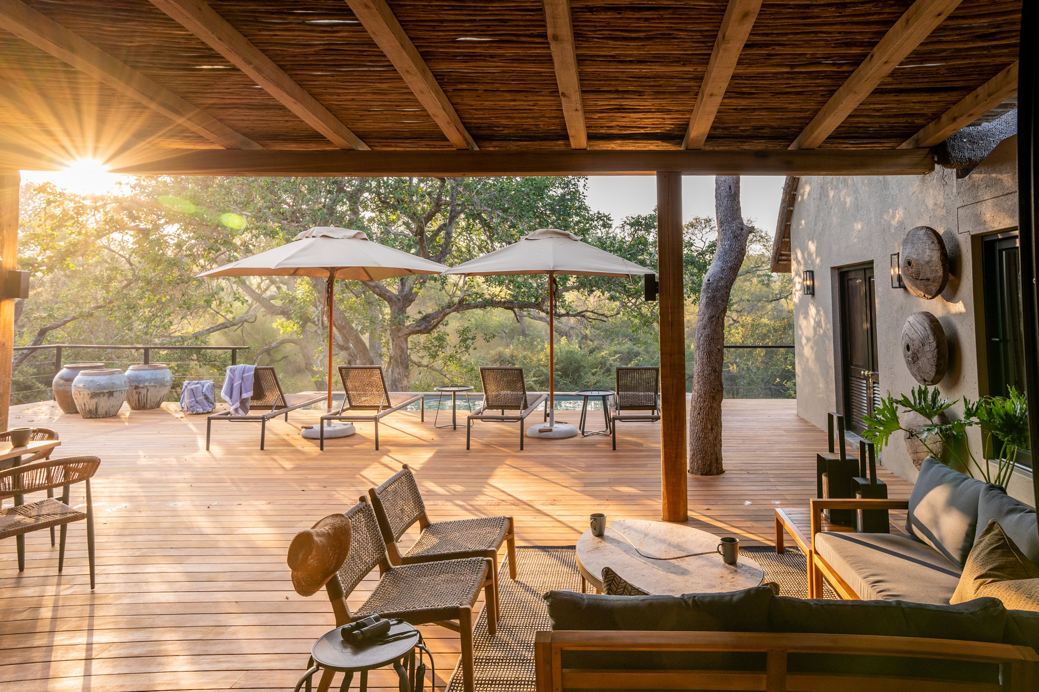breakfast seating area of main deck at kamara house Thornybush at sunrise