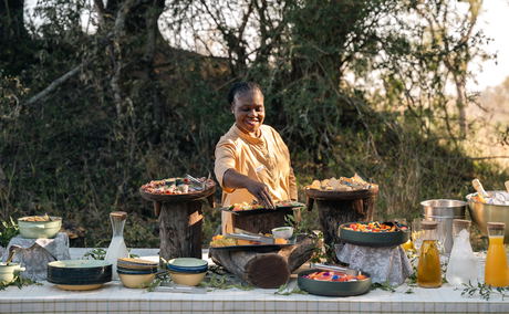 chef preparing food for guests on a bush dining activity by Thornybush lodges