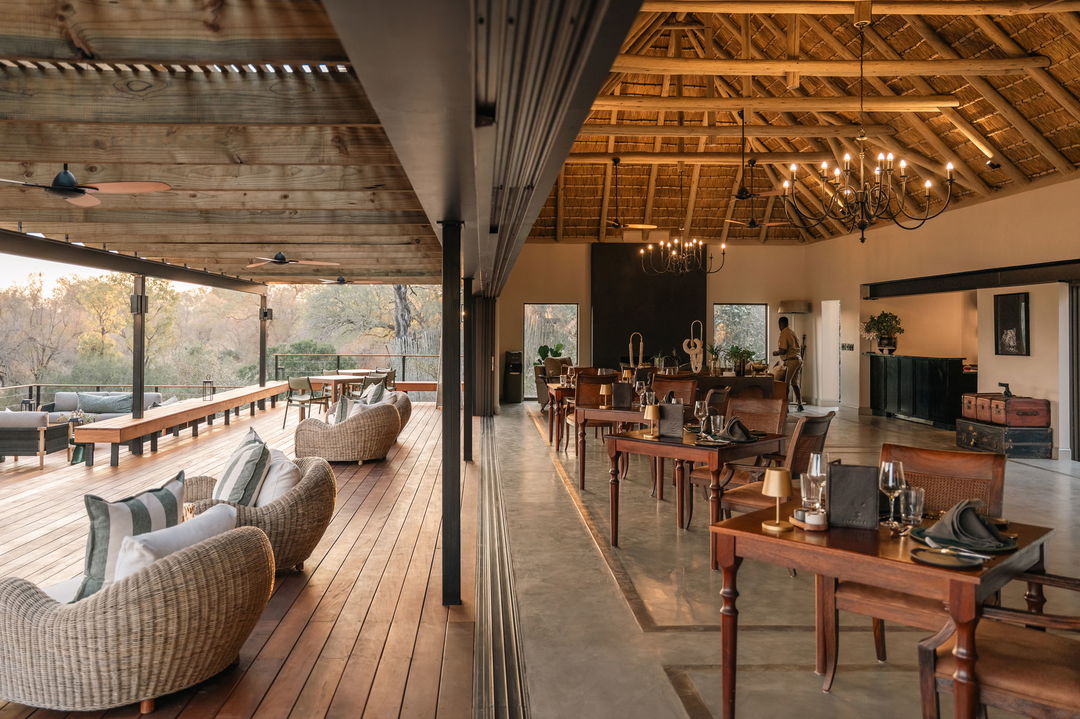 dining area on main deck of thornybush simbambili lodge