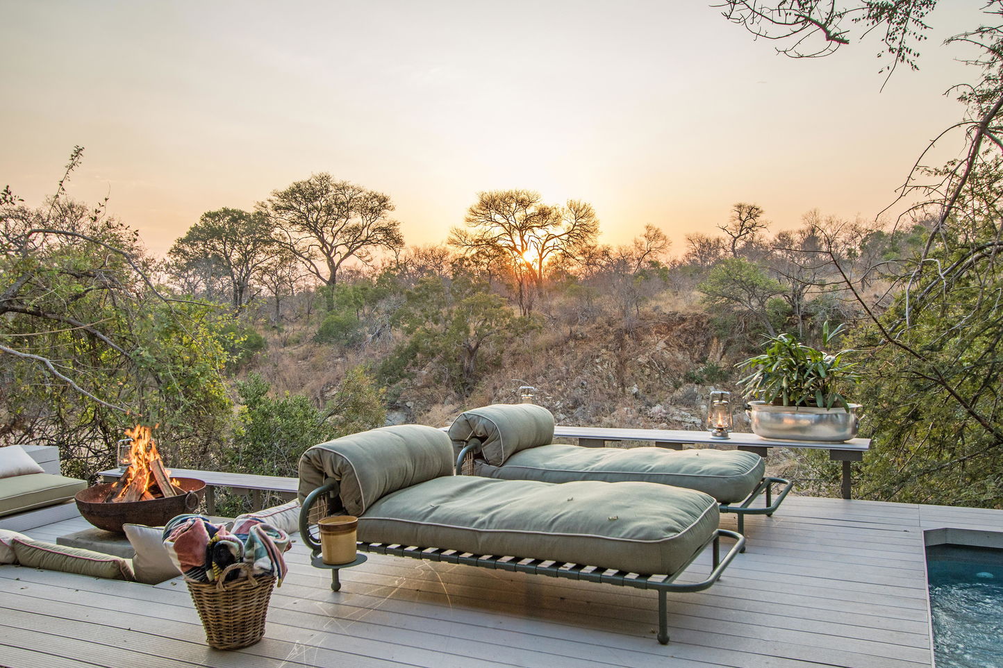 Little Saseka Thornybush deck with two loungers at sunset 