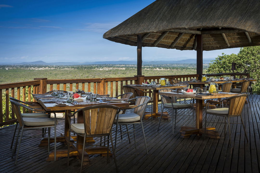breakfast setting on main deck of ulusaba rock lodge