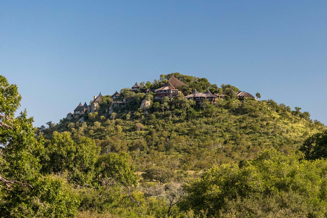 views of Ulusaba cliff lodge with rock outcroppings
