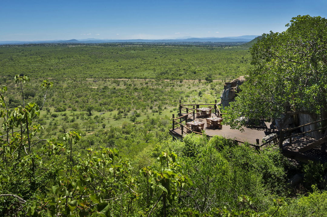 table setting at side of cliff on deck of ulusaba rock lodge