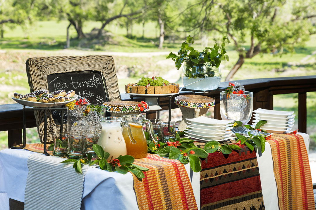 breakfast setting on deck of ulusaba safari lodge
