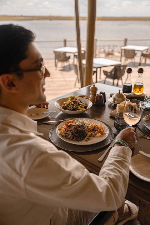 gues enjoying fine cousine at wilderness duma tau camp botswana