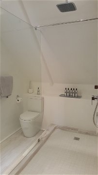 2nd bathroom family suite with rain shower and separate toilet