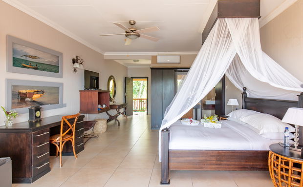 Classic Room with king size bed, sea view wi-fi, en-suite