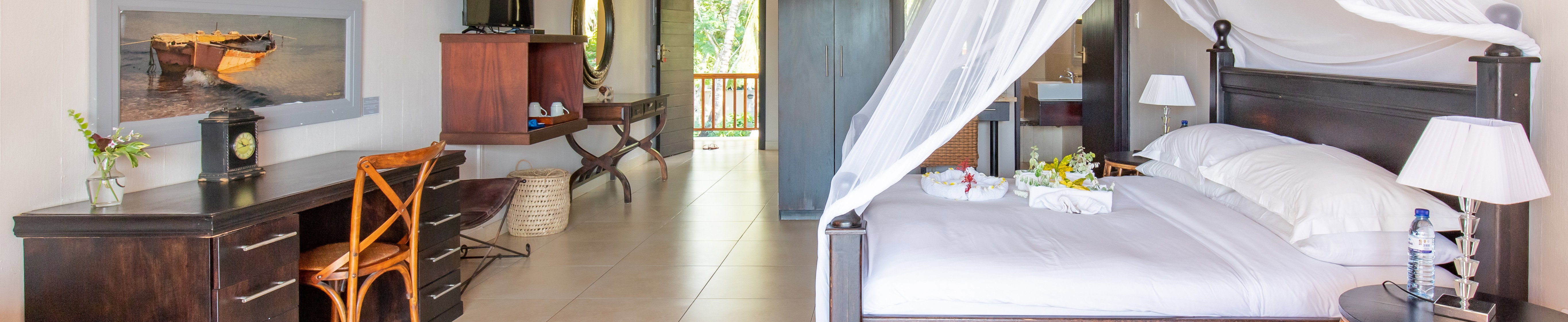 Classic room at Aguia Negra, wi-fi, en-suite, tea and coffee station, fridge, sea-view