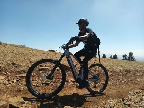 Bike Guide riding Scott Strike eRIDE 930 in Ethiopia