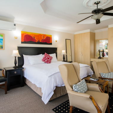 8 Luxury guest rooms available at a tranquil retreat with a fully equipped kitchen and bathroom