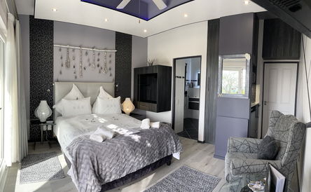 Pamper yourself in White Mussel room at Farr Out Guesthouse in Paternoster