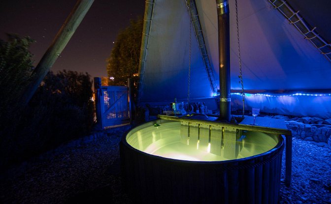 Wellness Experience in Outdoor Wood-Fired Hot Tub